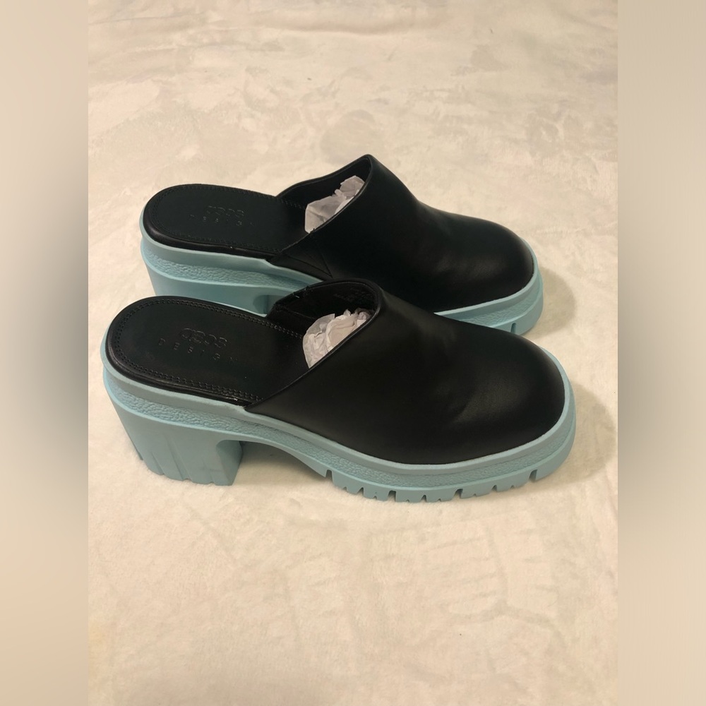 New ASOS DESIGN Shake chunky mid heeled mules in black, US size 6